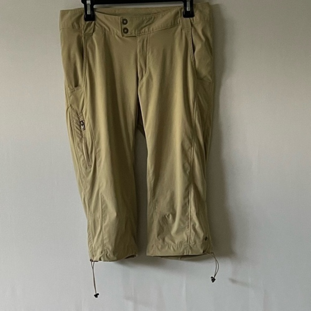 Columbia Omni-Shield woman’s active wear capri’s size 10, inseam 18” beige
